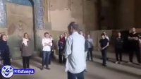 هنرنمایی توریست های سوئدی در مسجد جامع (عتیق) اصفهان