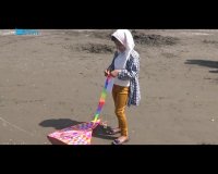  انزلی- پرواز بادبادک آرزوهای کودکان دختر برفراز ساحل دریای خزر