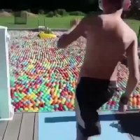 استخر هیجان انگیز توپ