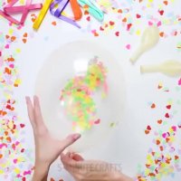 بازی کودک با عروسک ها در تم پارک های مشاغل کودکان