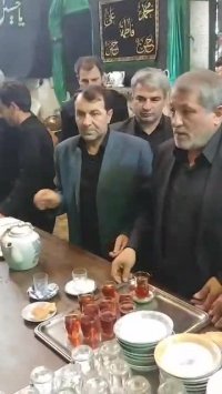 محسن هاشمی در حال ریختن چایی برای عزاداران حسینی