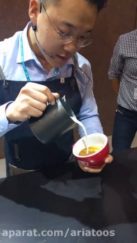 تهیه کافه لاته حرفه ای توسط Caleb Cha در نمایشگاه هاست