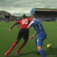 فریب دادن شگفت انگیز حریف در زمین فوتبال