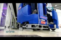 شستشو و نظافت راهرو های مراکز خرید با استفاده از اسکرابر سرنشین دار