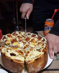 پیتزا فروشی با بزرگترین کیک پیتزا