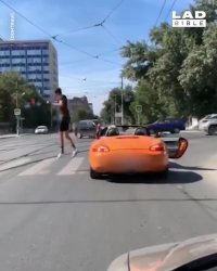 چیزای خنده دار : برخورد صحیح با کسی که رو خط عابر می ایستد !