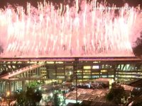 بخشی از آتش بازی مراسم اختتامیه از نمای بیرون ماراکانا