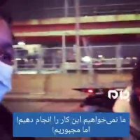 بغض پرستار آمریکایی در مقابل سردخانه‌های سیار بیمارستان نیویورک