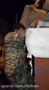 رفتار بیشرمانه مأمور پلیس با دو تن از زلزله زدگان