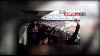 تشویق هواداران پرسپولیس هنگام ورود بازیکنان به زمین