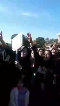 حضور گسترده بانوان در تجمع اعتراضی کارگران نیشکر هفت تپه جلوی فرمانداری شوش