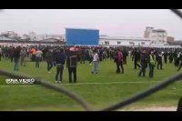 هجوم تماشاگران به داخل زمین مسابقه