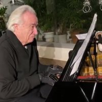 کلیپ انگیزشی : پیانو نوازی پس از 20 سال مصدومیت (توضیحات در پایین)