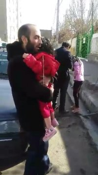 لحظه به آغوش کشیدن کودک خردسال ربوده شده توسط پدرش