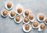 لقمه ی انرژی بادام و خرمای شکلاتی