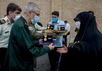 اعطای نشان شفا به مدافعان و شهدای سلامت