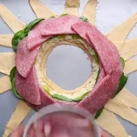 ساندویچ کالباس با تزئینی متفاوت 