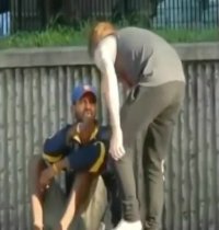 پسری که به کارتن خواب ها کفش نو می دهد!