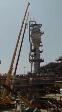 نصب پرچم پرسپولیس بر روی بلندترین برج پالایشگاه