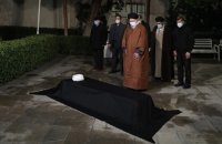 اقامه نماز رهبر انقلاب بر پیکر آیت‌الله مصباح یزدی