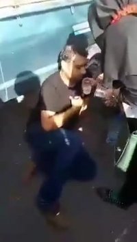 مردی که در میانه اعتصاب و اعتراضات به زمین می افتد