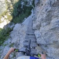 دوچرخه سواری بر لبه مرگ !