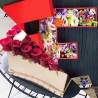 باکس گل رز با طرح حرف اول اسم