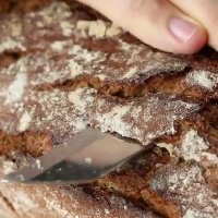 نان پنیری با بیکن و خامه 