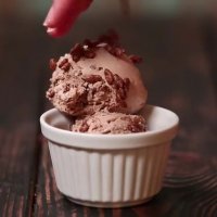 بستنی کاکائویی با دانه های برشتوک