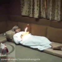 روشن کردن فشفشه روی این بینوا  خیلی خنده داره