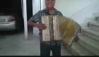جوانکی دوره گرد اکاردئونش رابه او میدهد و او مینوازد ...خاطرخواه و...