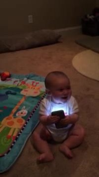 علاقه بسیار زیاد کودک به تکنولوژِی