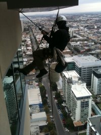 پیچ کردن سنگ نمای ساختمان با طناب dianrappel