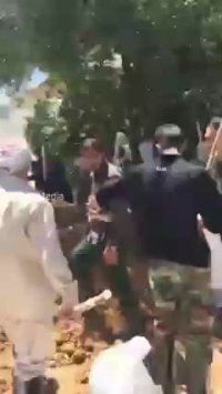 بیل زدن نیروهای حرکت النجبای عراقی درکمک به سیل زدگان