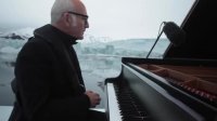پیانو در وسط آب‌های قطب شمال توسط اناودی