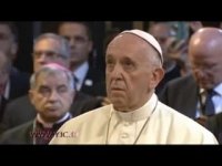 لحظه‌ی به زمین افتادن پاپ فرانسیس در حین مراسم 