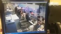 监控：上海浦东机场发生爆炸 办票区域传出火光