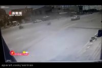 برخورد شدید کامیونت با تاکسی