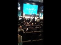 اعتراض یک خانم به وزیر بهداشت باعث اخراجش از سالن شد