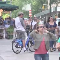 لئوناردو دیکاپریو در حال دوچرخه سواری