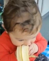 موز خوردن کودک بامزه