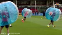تمرین دیشب بارسلونا . جنگ بازیکنان درون توپ های حبابی !