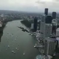 پرواز عجیب بوئینگ C-17 کنار ساختمان مسکونی