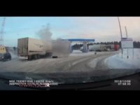 انفجار لاستیک تریلی هجده چرخ در پمپ بنزین