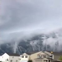 تجمع دلهره آمیز  مه در دامنه کوه