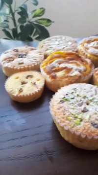 بخشی از سفارشهای امروز که شامل پای سیب و پای توت فرنگی و پای مغز هستش