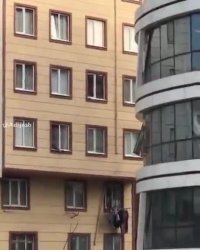 نجات بچه ای که از ساختمون پرت شد پایین