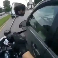 موتور سوار خشن در مقابل راننده بی توجه