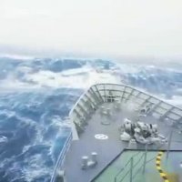 موج های اقیانوس آرام از کابین یک ناو جنگی نیوزیلند