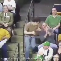 تو استاديوم نشسته بود يهو ميبينه دوربين سمت اوناس ببينين چيكار ميكنه